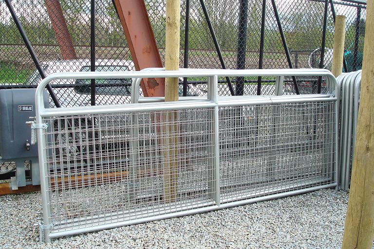 Round Corner Mesh Gate 12'(140